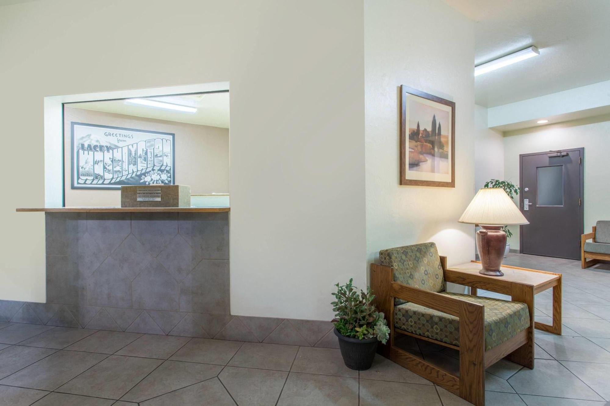 Super 8 By Wyndham Lacey Olympia Area Exterior foto